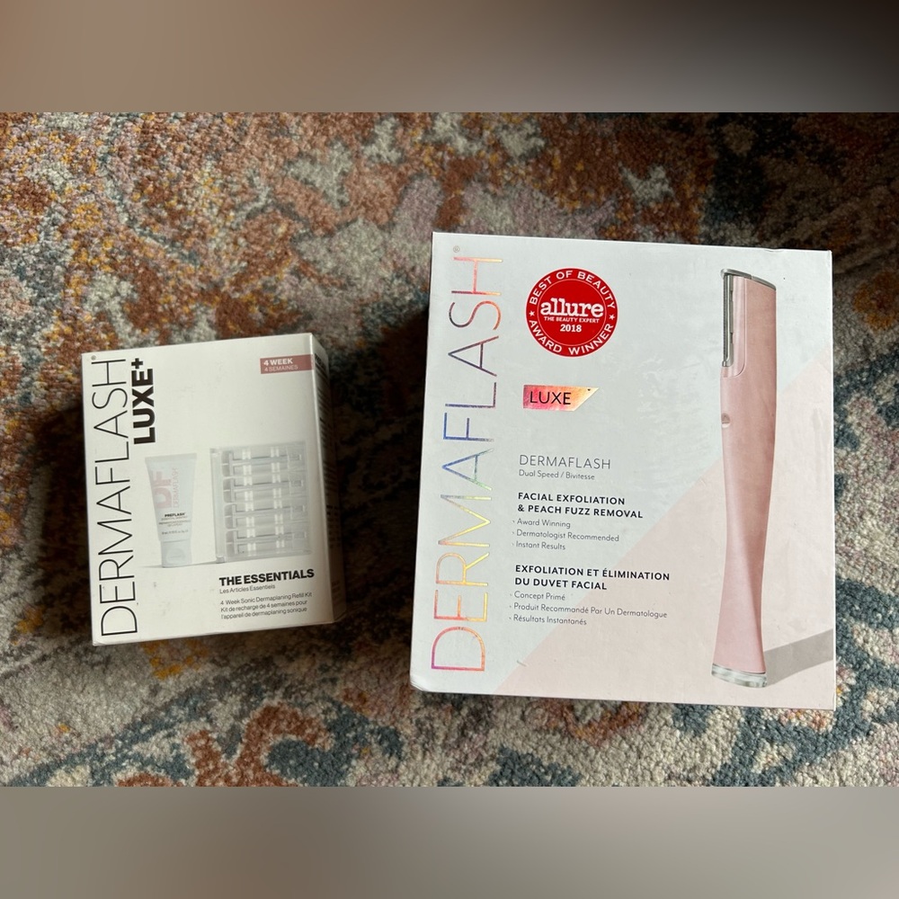 (NEW IN BOX) Dermaflash Luxe Facial Exfoliation Tool & Refill Kit